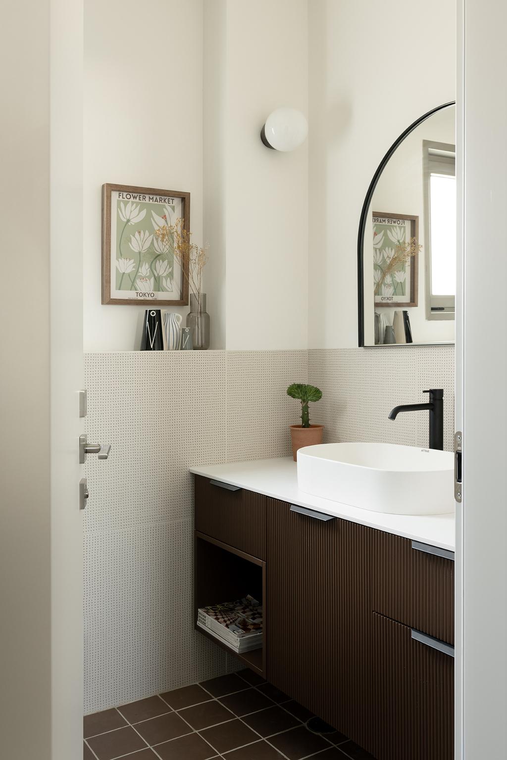 חדר הרחצה הזוגי (צילום: גדעון לוין) סבתא שיק