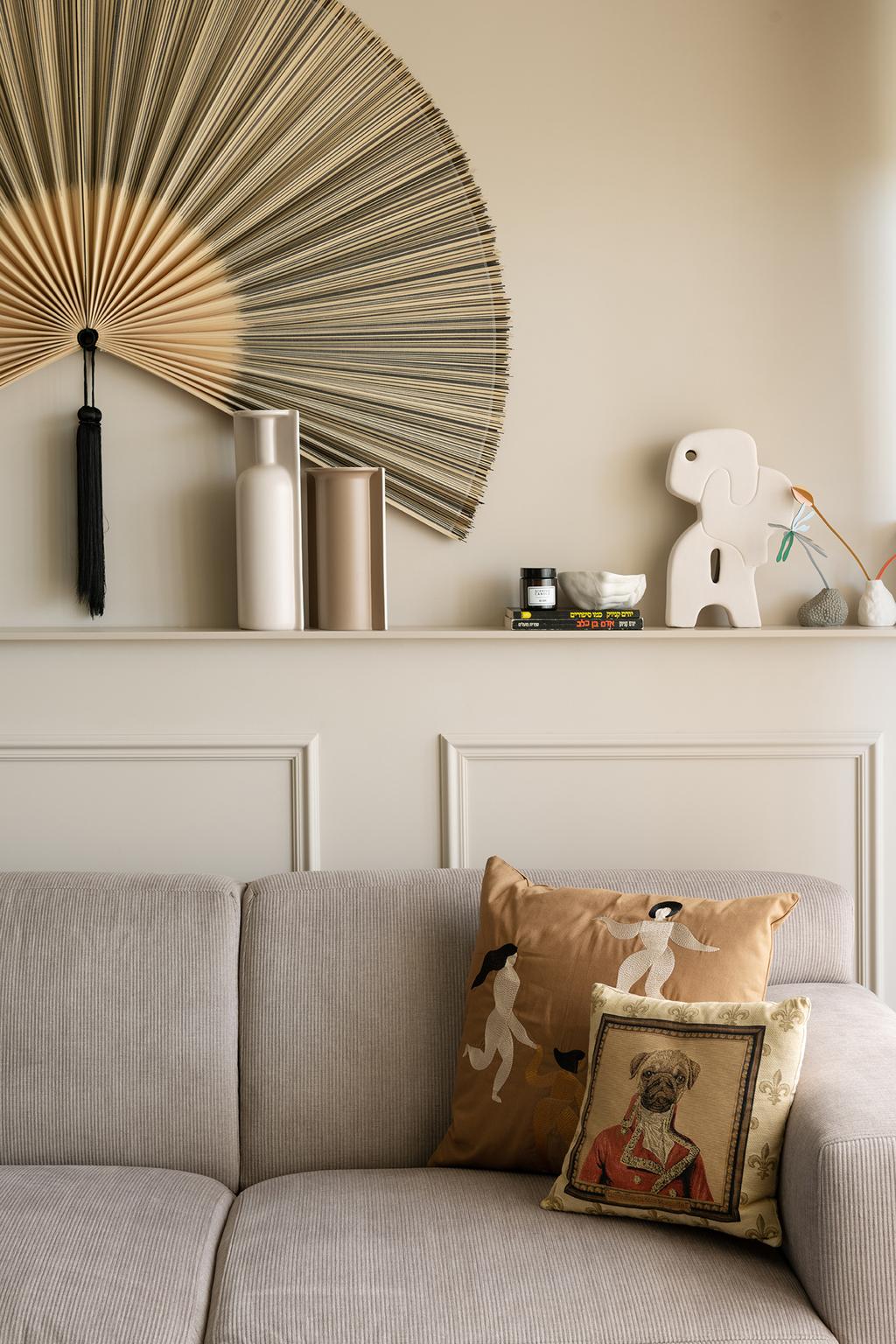 כריות מקושקשות מכל העולם על רקע המניפה הגדולה שנתלתה על הקיר (צילום: גדעון לוין) סבתא שיק