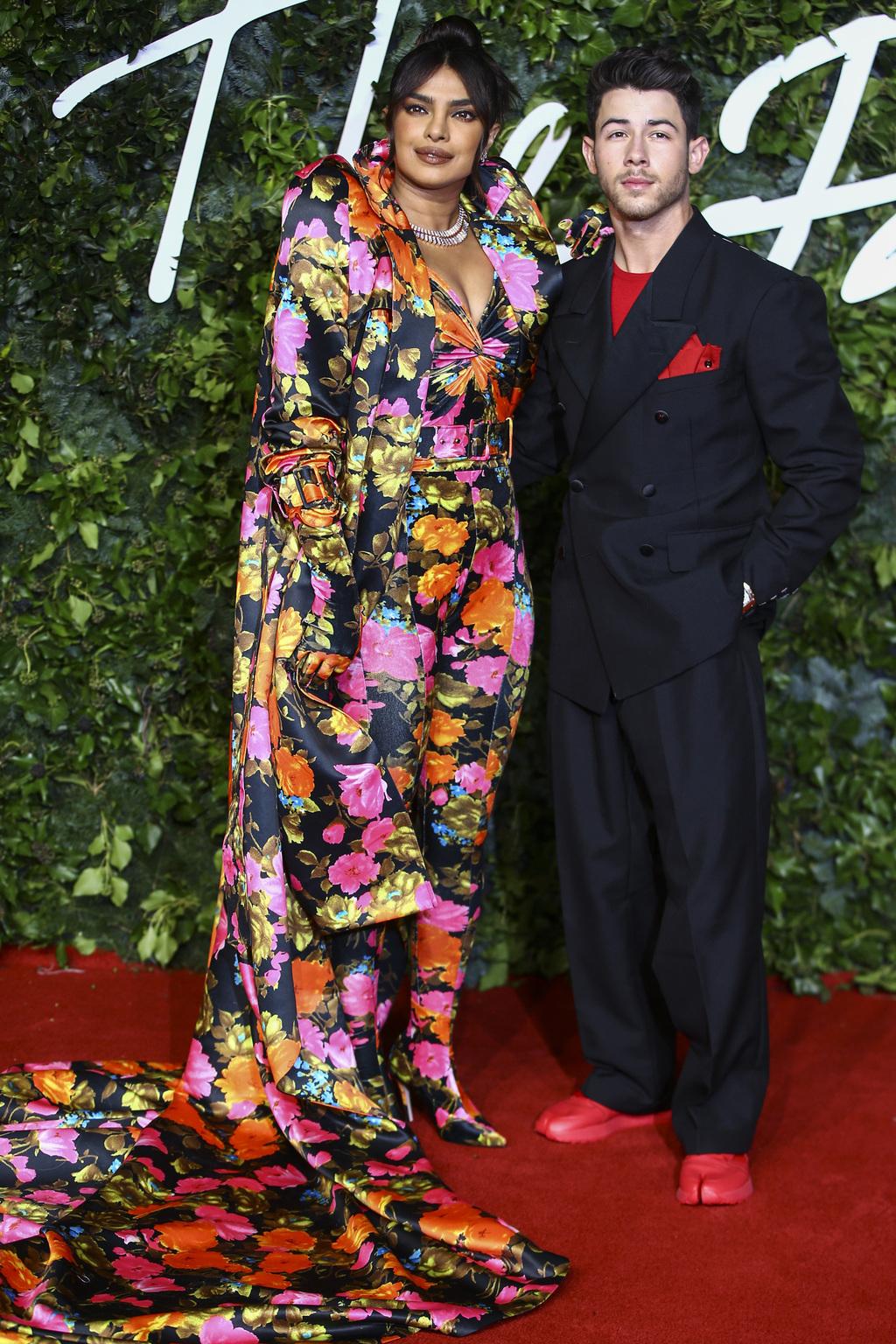 ניק ג'ונאס ופריאנקה צ'ופרה בטקס פרסי האופנה הבריטיים