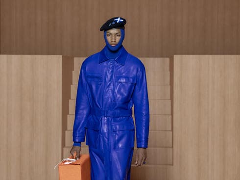 הכחול, ובמיוחד הגוונים הכהים שלו, מזוהה עד היום עם סמכות וגבריות. תצוגת אביב-קיץ 2022 של לואי ויטון