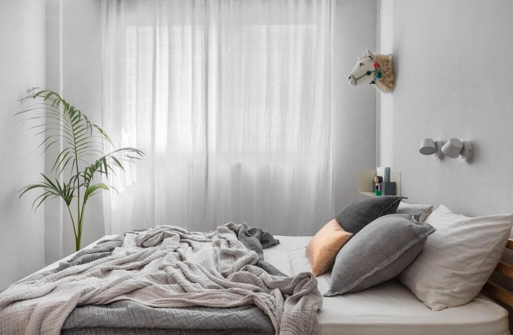 להרגיש בלי לגעת: מצעים מטקסטיל טבעי ווילון כותנה בחדר השינה