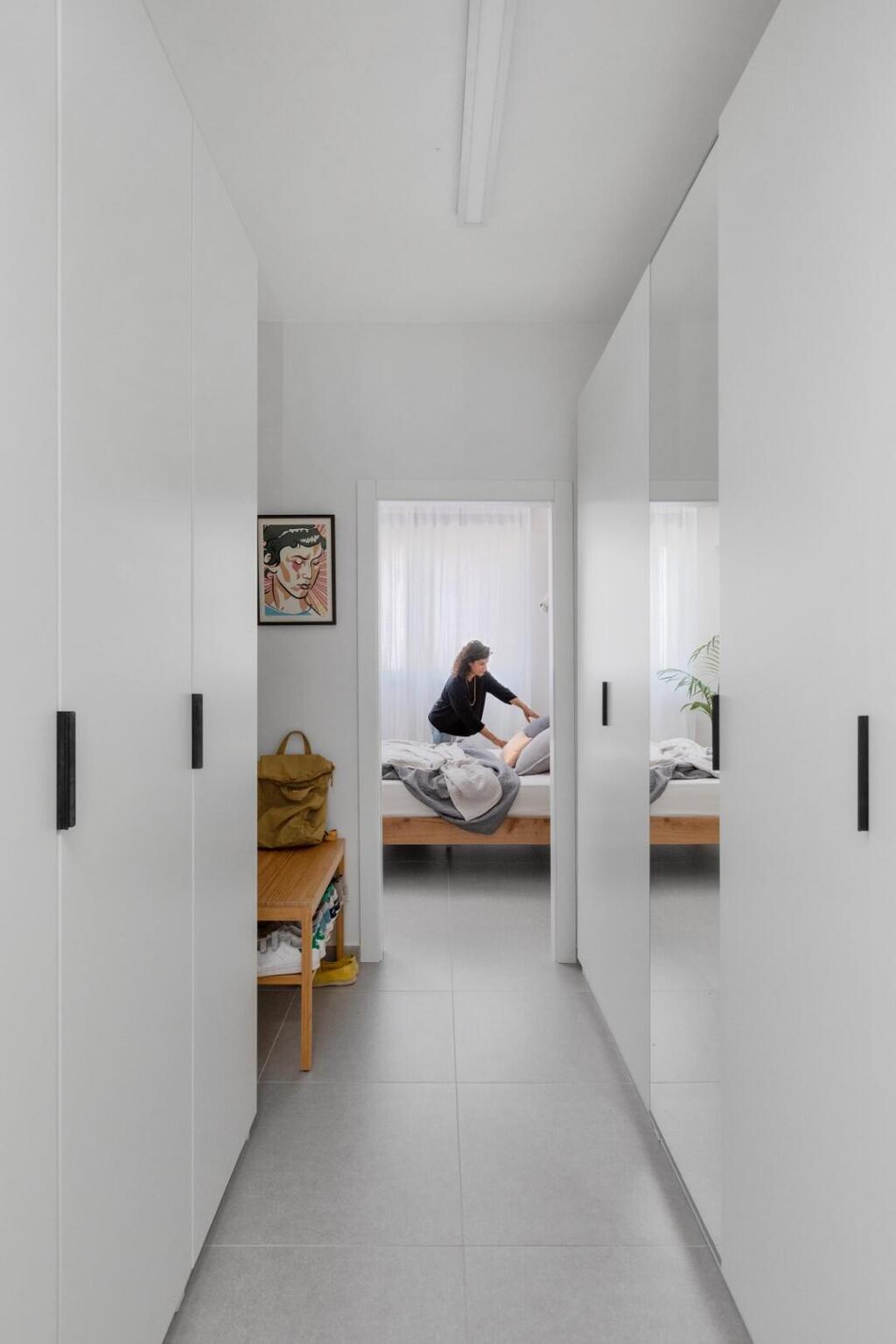 חדר ארונות מינימליסטי יוצר שקט ויזואלי בחדר השינה