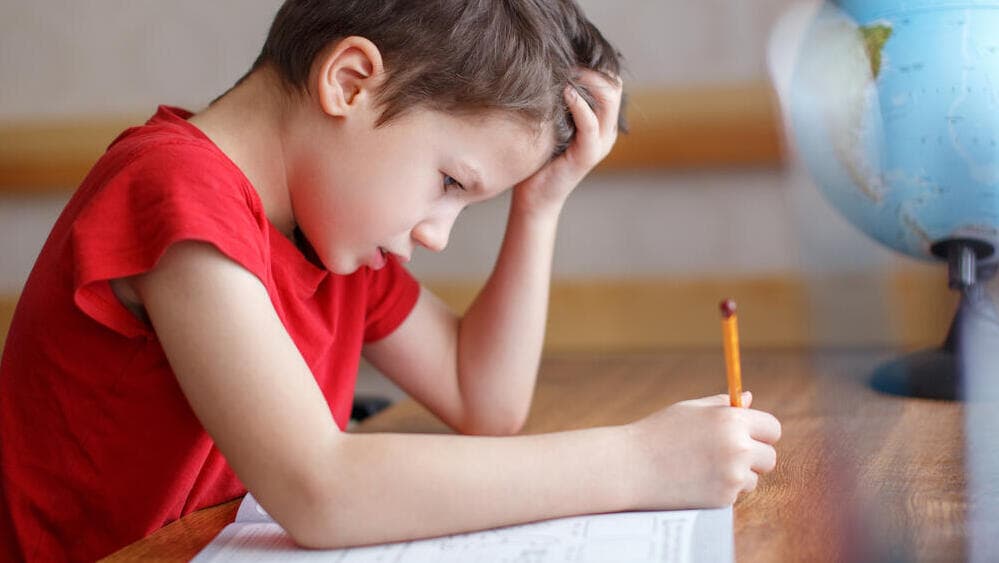 ילד מתקשה בהכנת שיעורי בית