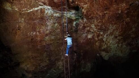 מסע אל בטן האדמה: המערה הסודית מתחת לביתו של הקבלן
