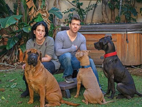 ליאור ינדל, בן הזוג נועם והכלבים. "חודש אחרי שהכרנו הפתעתי אותו עם גורת דוברמן"