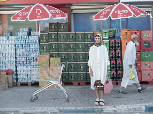 "התצלום הזה משלב בין המראה המסורתי של הגבר ברחוב לבין הדוגמנית. הלבוש התואם של השניים מקרי לחלוטין". הפקת אופנה ברהט