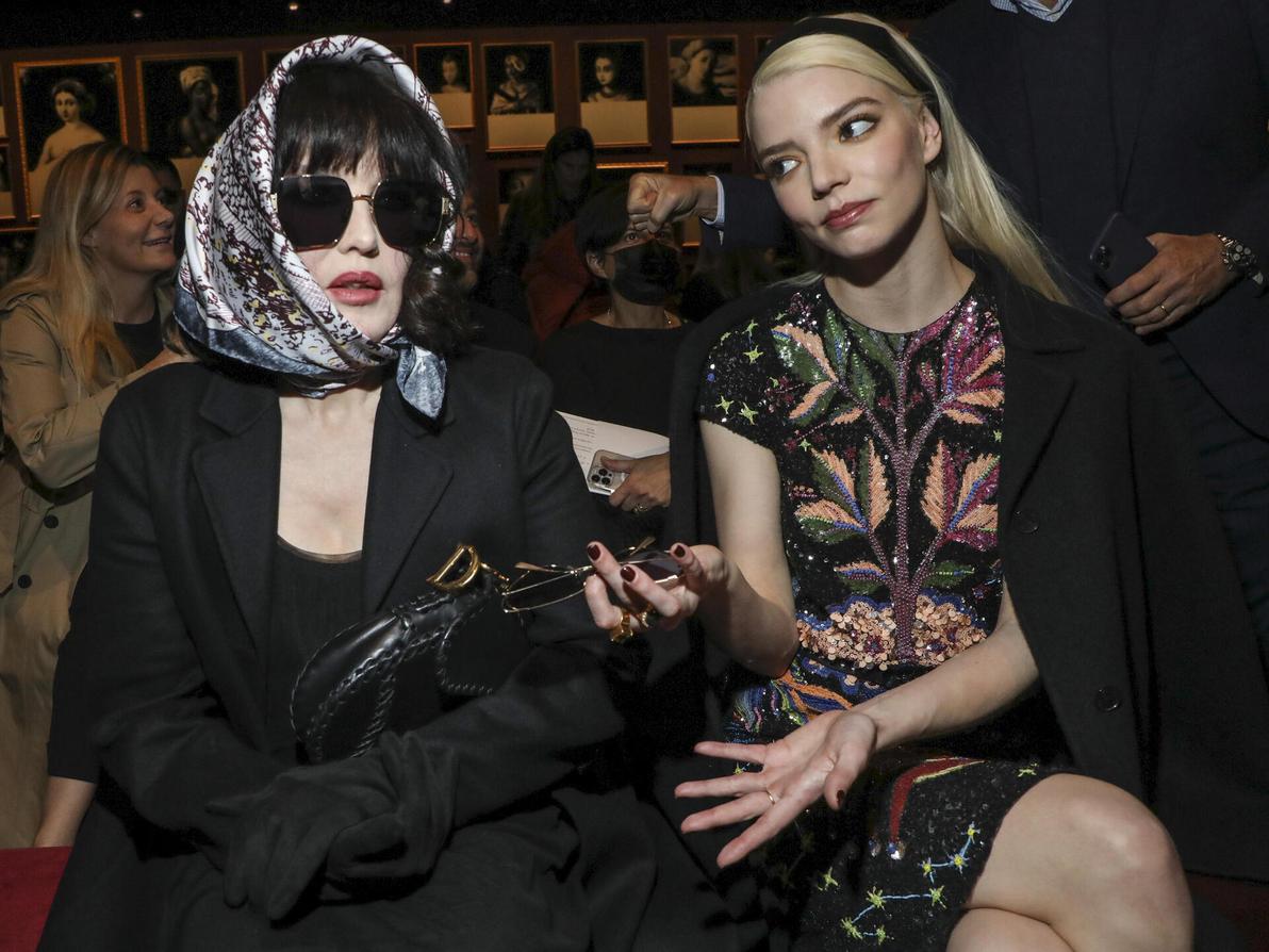 אניה טיילור ג'וי ואיזבל אדג'ני בשורה הראשונה של דיור