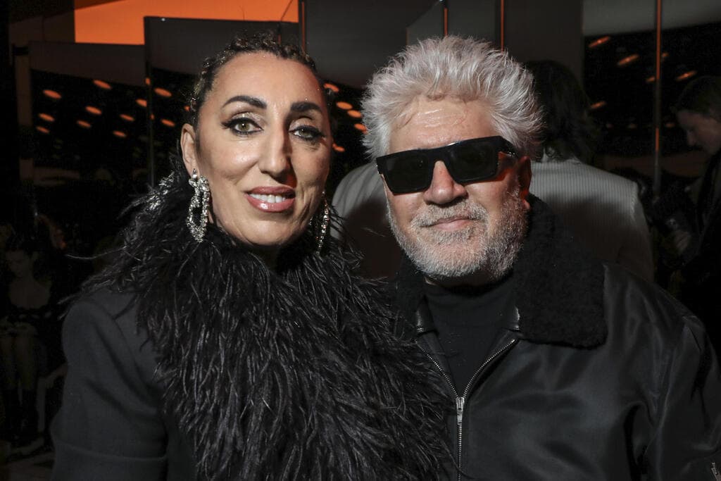 רוזי דה פלמה ופדרו אלמודובר בשורה הראשונה של סן לורן