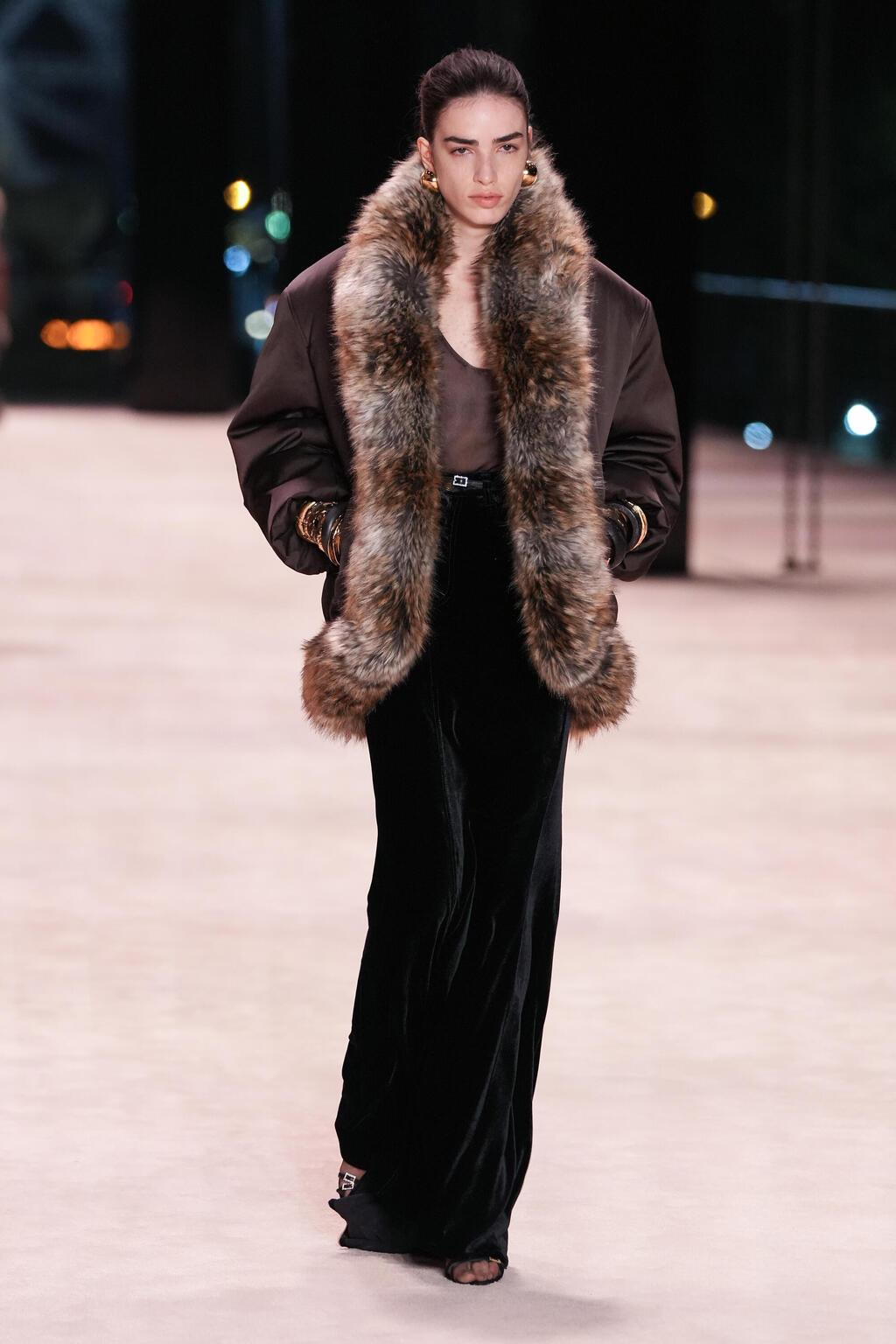 תצוגת סתיו-חורף 2022-23 של סן לורן