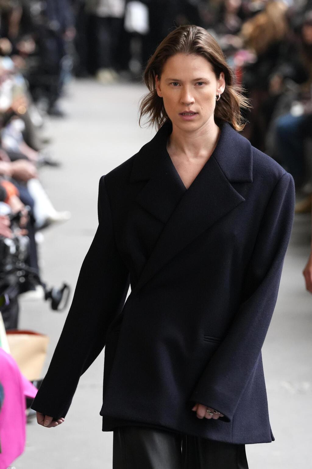 אימרה ואן אופסטל בתצוגת סתיו-חורף 2022-23 של Gauchere