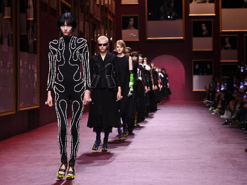 חוקרים את האופן שבו הטכנולוגיה יכולה להשפיע על עולם האופנה. תצוגת סתיו-חורף 2022-23 של דיור