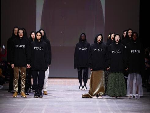 החולצות קוראות לשלום. התצוגה של קיליאן קרנר בשבוע האופנה של ברלין