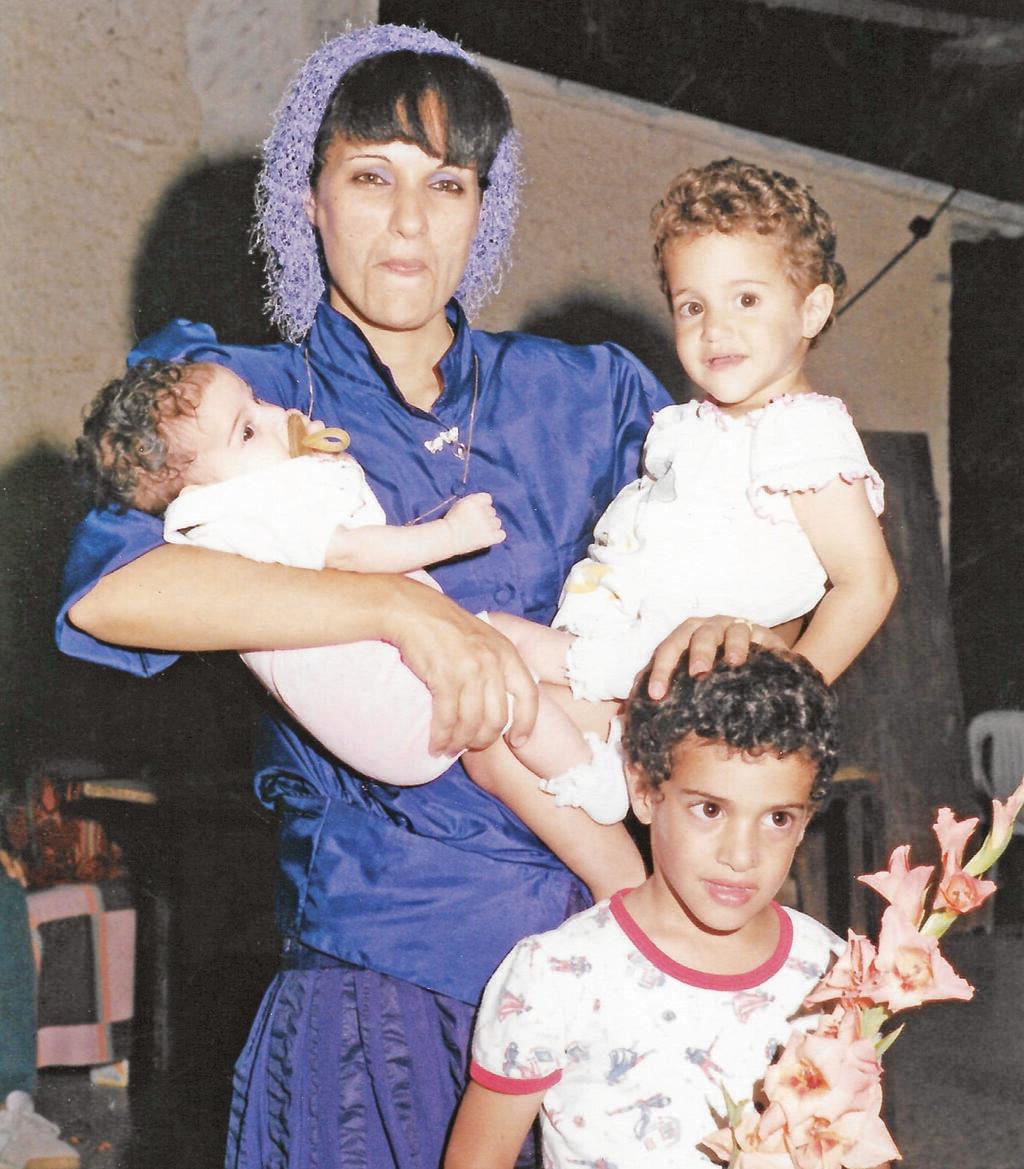 רננה הדרי (בחזית) ואמא נורית ז"ל
