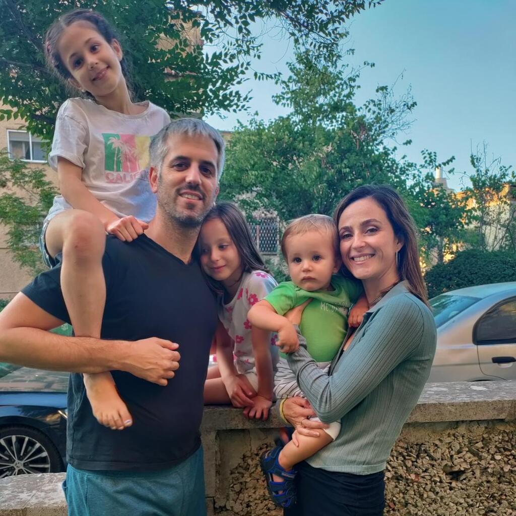 מירב כהן ומשפחתה