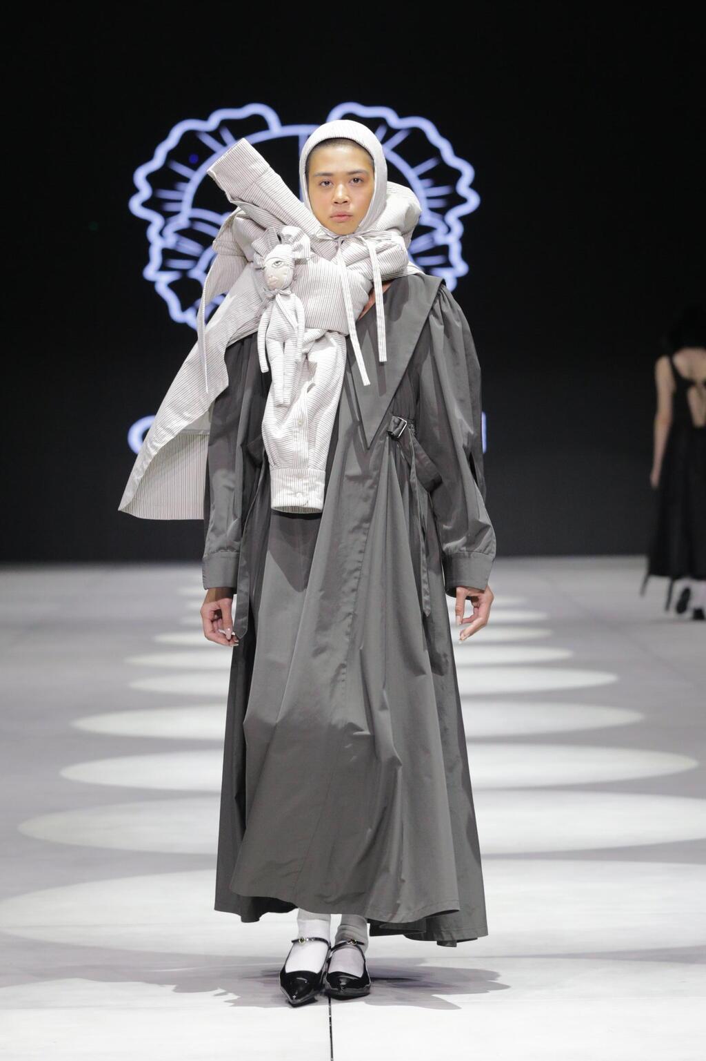התצוגה של אהרון גניש במסגרת Upcoming Designers