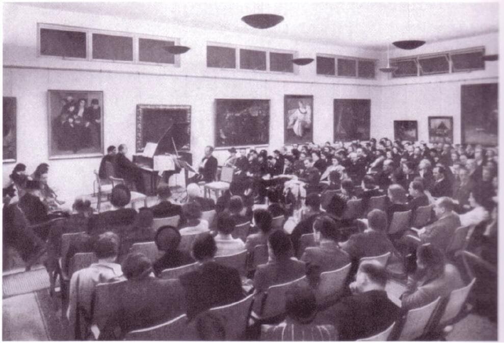 קונצרט באולם המרכזי בבית דיזנגוף, 1939 (צילום: פ. גרוס, אוסף תולדות תל אביב, מוזיאון א"י תל אביב) קונצרט באולם המרכזי בבית דיזנגוף, 1939