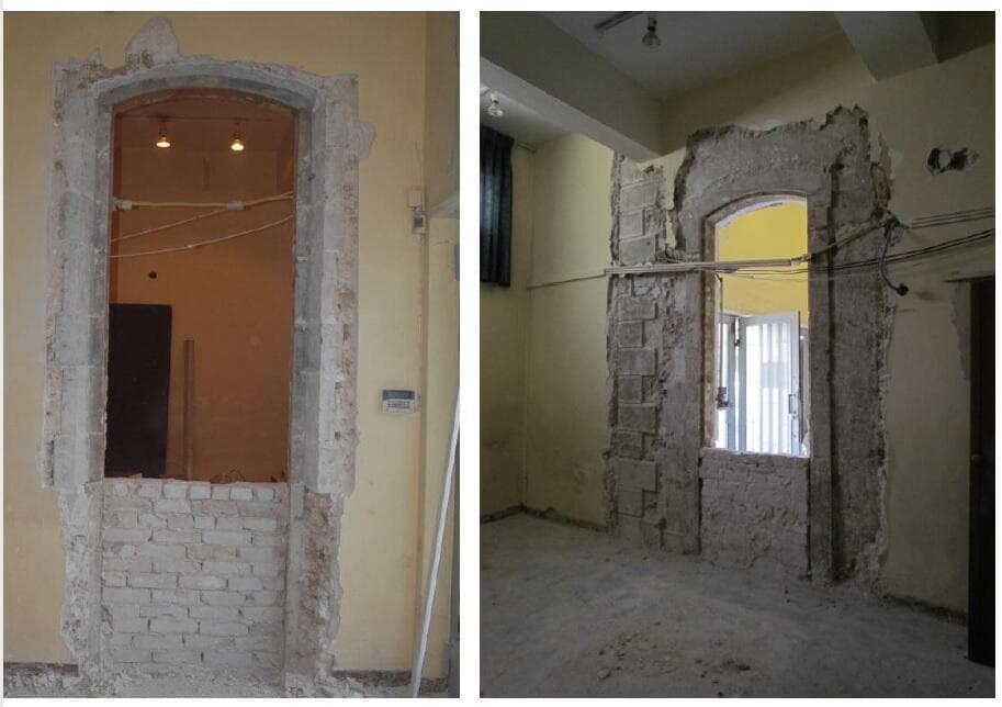 חשיפת דלת וחלון בבית העצמאות המקורי שהוסתרו בחסות המודרניזם התל אביבי בשנות ה-30 (צילום מתוך תיק התיעוד בית העצמאות) חשיפת דלת וחלון בבית העצמאות בסגנון אקלקטי שהוסתרו בחסות המודרניזם התל אביבי בשנות ה-30
