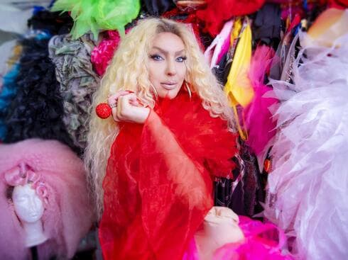 "במשך שנים לעגו לי בהשקות, אבל הייתי שלמה עם עצמי כך שלא היה לי אכפת". קיי לונג בחדר הפאות והתלבושות בביתה "במשך שנים לעגו לי בהשקות, אבל הייתי שלמה עם עצמי כך שלא היה לי אכפת". קיי לונג בחדר הפאות והתלבושות בביתה