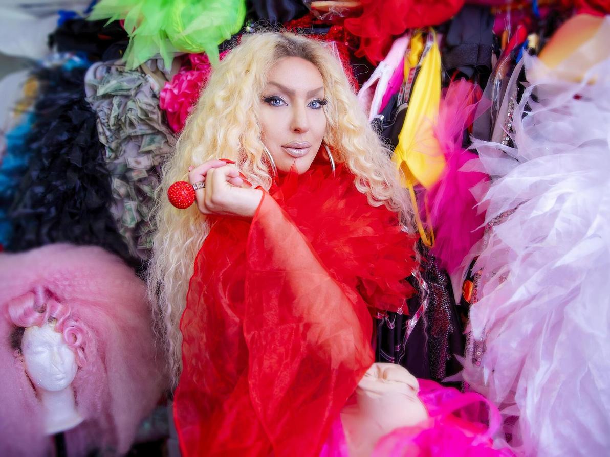 "במשך שנים לעגו לי בהשקות, אבל הייתי שלמה עם עצמי כך שלא היה לי אכפת". קיי לונג בחדר הפאות והתלבושות בביתה (צילום: ענבל מרמרי) קיי לונג בביתה