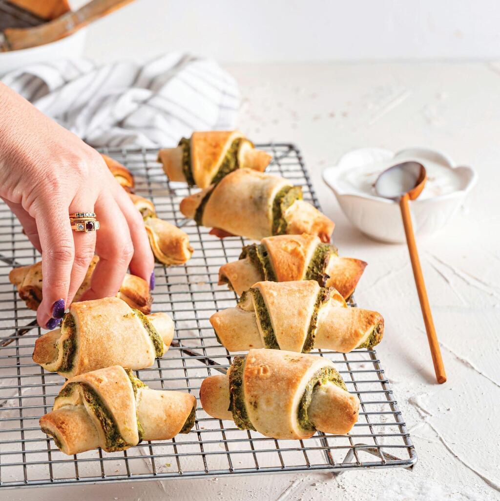 רוגלך מבצק פריך במלית גבינה ותרד