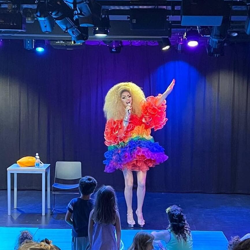 "אני לא מדברת עם ילדים על מיניות ומגדר, אלא על קבלת השונה והאחר". קיי לונג מופיעה בפני ילדים (צילום פרטי) קיי לונג מופיעה בפני ילדים