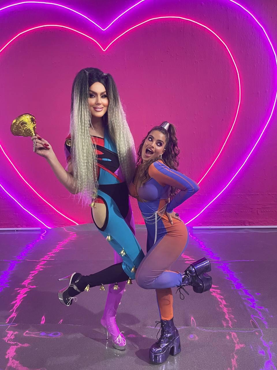 "אני אוהבת להתלבש מוגזם בהופעות, כי האישיות שלי לא מוגזמת". קיי לונג עם נועה קירל (צילום פרטי) קיי לונג ונועה קירל