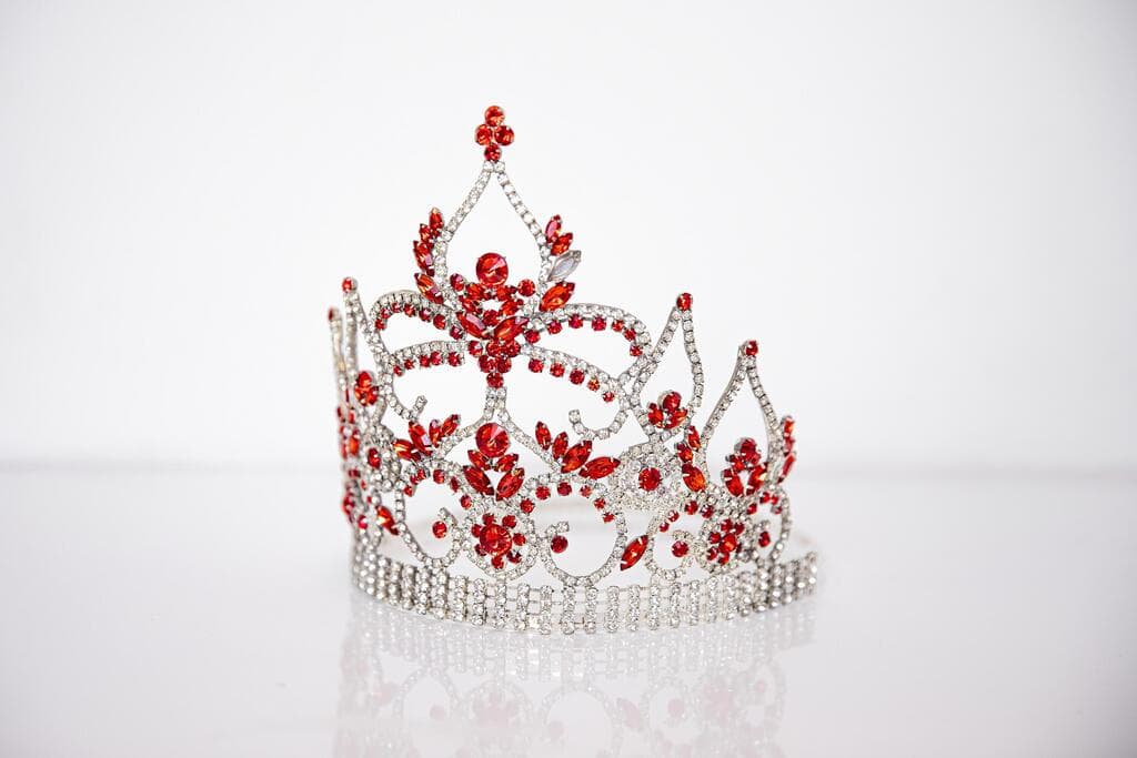 כתר (צילום: ענבל מרמרי) בארון של קיי לונג