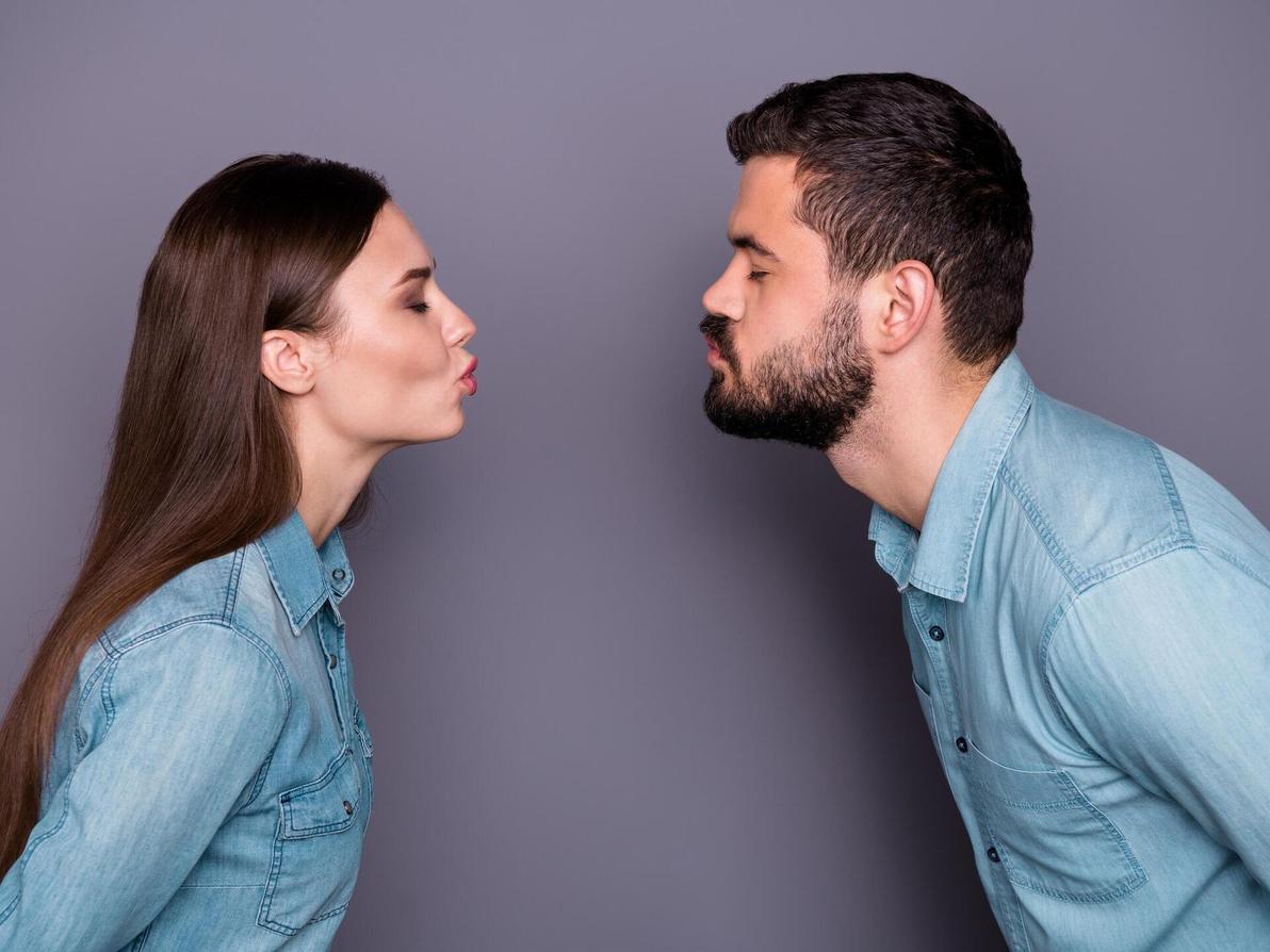גבר ואשה נותנים נשיקה באוויר שמירת נידה