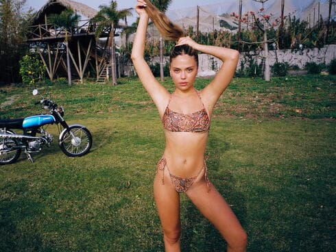 השנה, כחלק ממגמה רחבה בעולם האופנה, הדגמים המוצעים סקסיים יותר, חשופים בהתרסה. נועם בוהדנה בבגד ים של קסטרו השנה, כחלק ממגמה רחבה בעולם האופנה, הדגמים המוצעים סקסיים יותר, חשופים בהתרסה. נועם בוהדנה בבגד ים של קסטרו