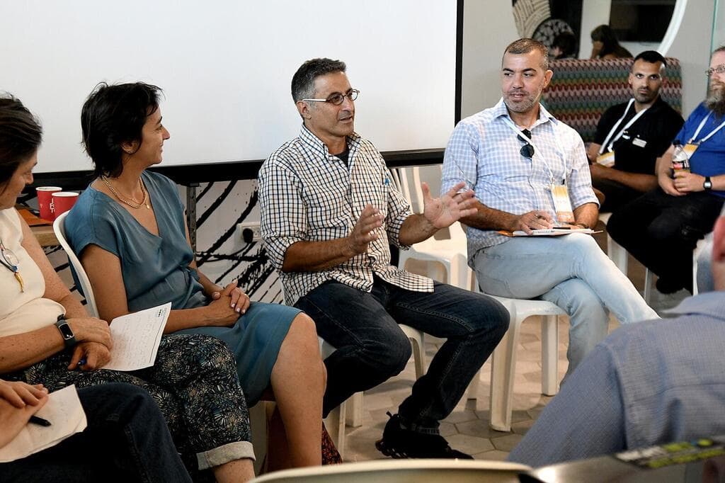 מימין: עבד שחאדה, ניר כהן וגל גבריאל בפאנל אתגר הדיור והתכנון של החברה הערבית