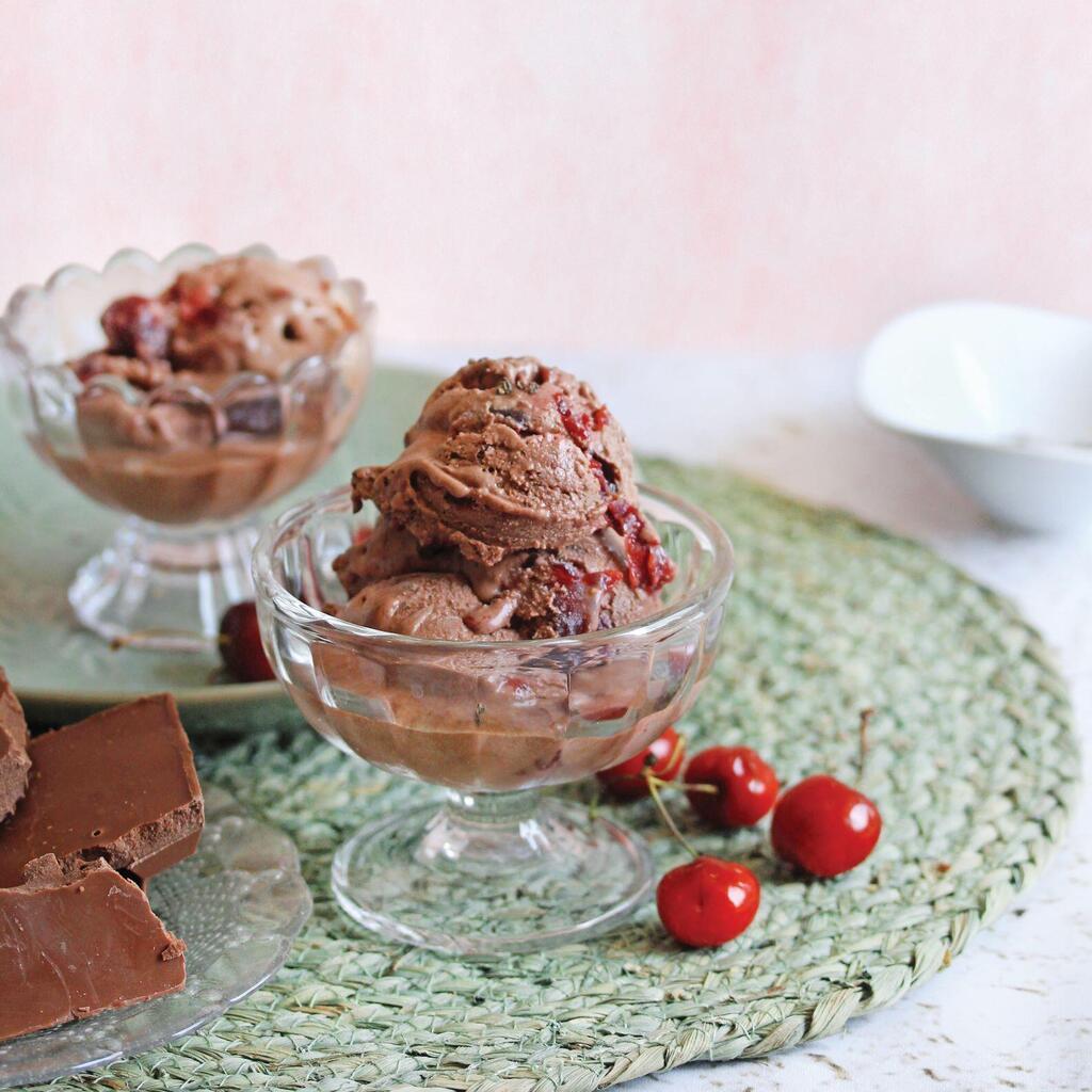 גלידת שוקולד עם תבלינים מפתיעים ודובדבנים