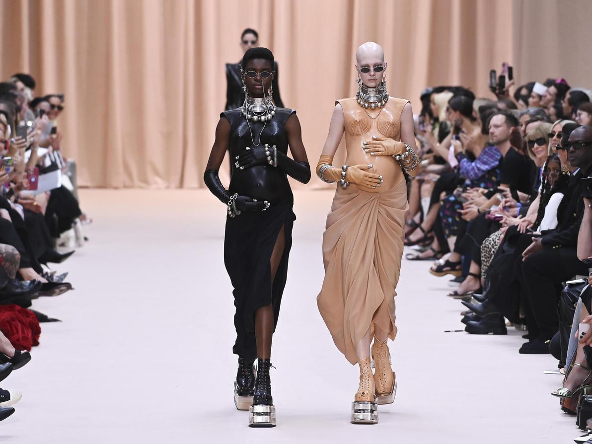 תצוגת ההוט קוטור לסתיו-חורף 2022-23 של ז'אן פול גוטייה בעיצוב אוליבייה רוסטאן