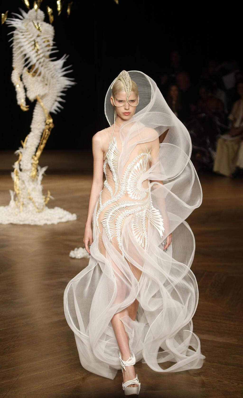 תצוגת ההוט קוטור לסתיו-חורף 2022-23 של איריס ואן הרפן