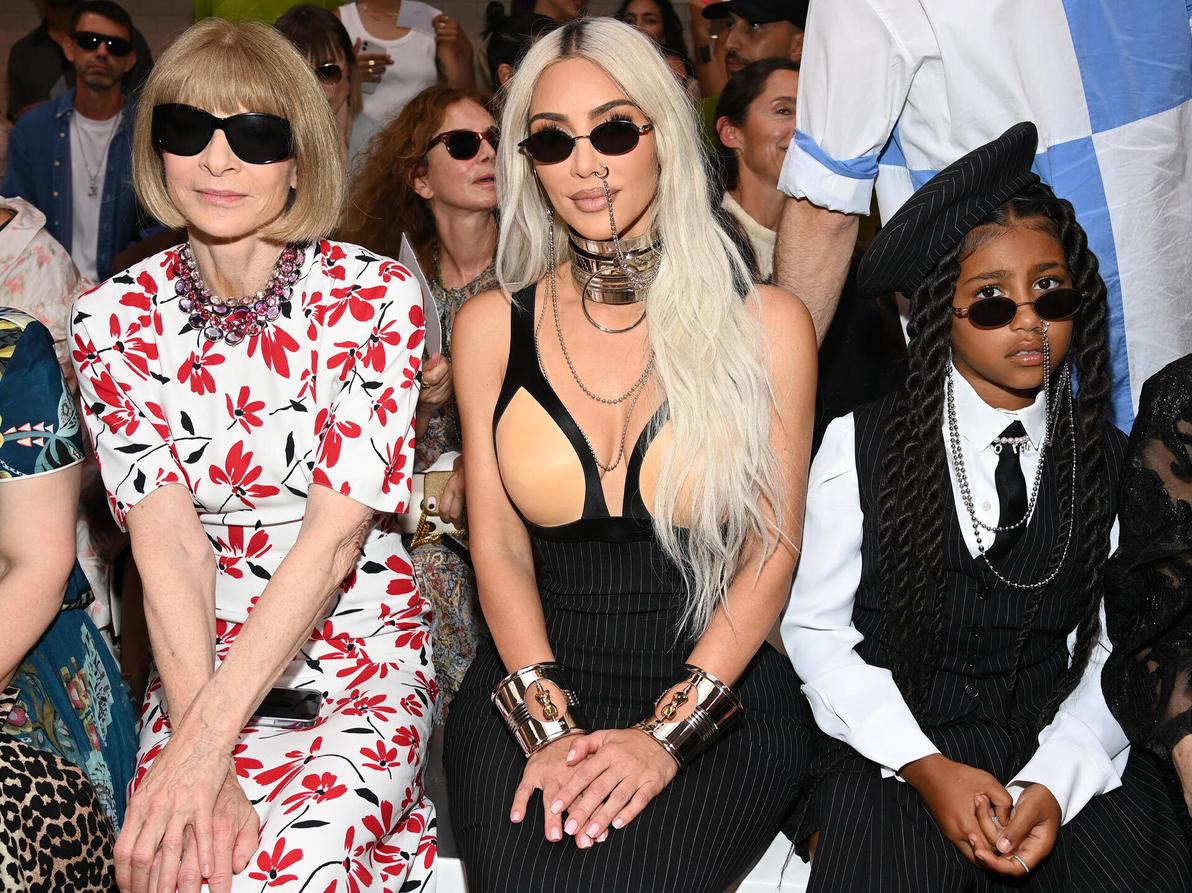 נורת' ווסט, קים קרדשיאן ואנה ווינטור בשורה הראשונה של ז'אן פול גוטייה