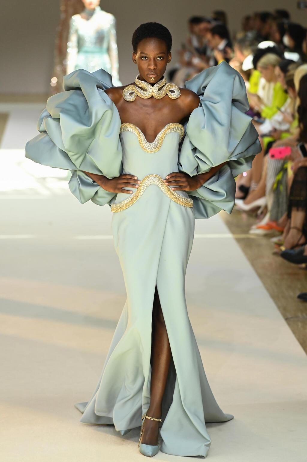 תצוגת ההוט קוטור לסתיו-חורף 2022-23 של אלי סאאב