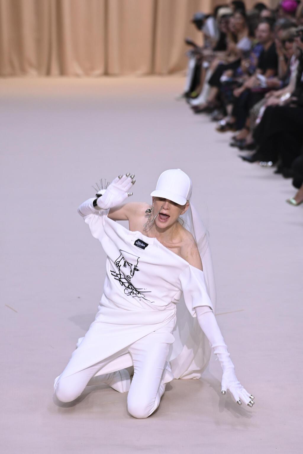 קריסטן מקמנאמי נופלת על המסלול בתצוגת ההוט קוטור לסתיו-חורף 2022-23 של ז'אן פול גוטייה בעיצוב אוליבייה רוסטאן