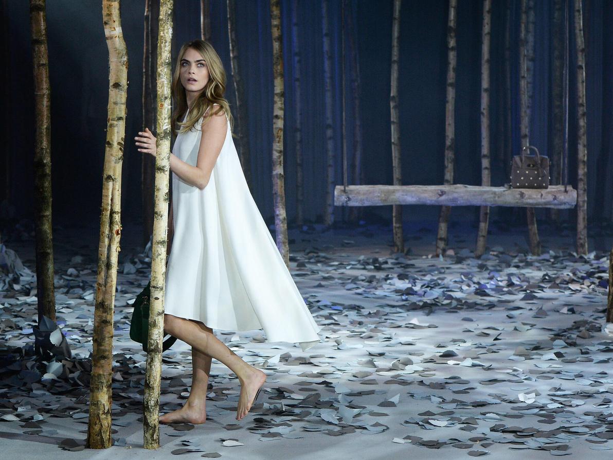 קארה דלווין מדגמנת בתצוגת אופנה של מלברי, 2014