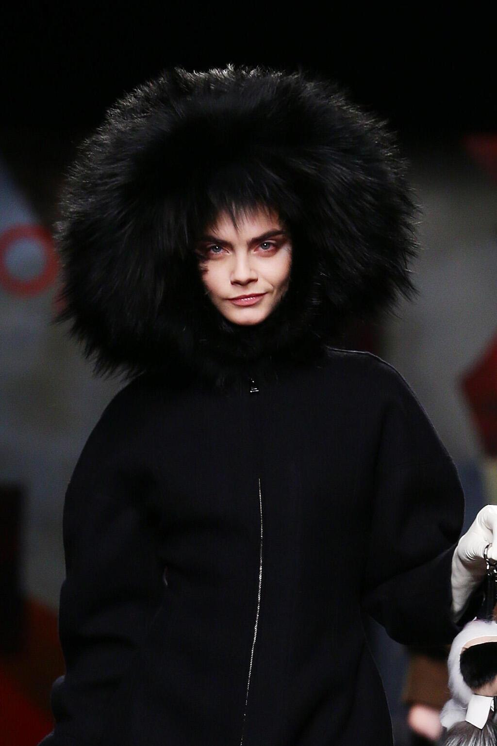 קארה דלווין מדגמנת בתצוגת אופנה של פנדי, 2014
