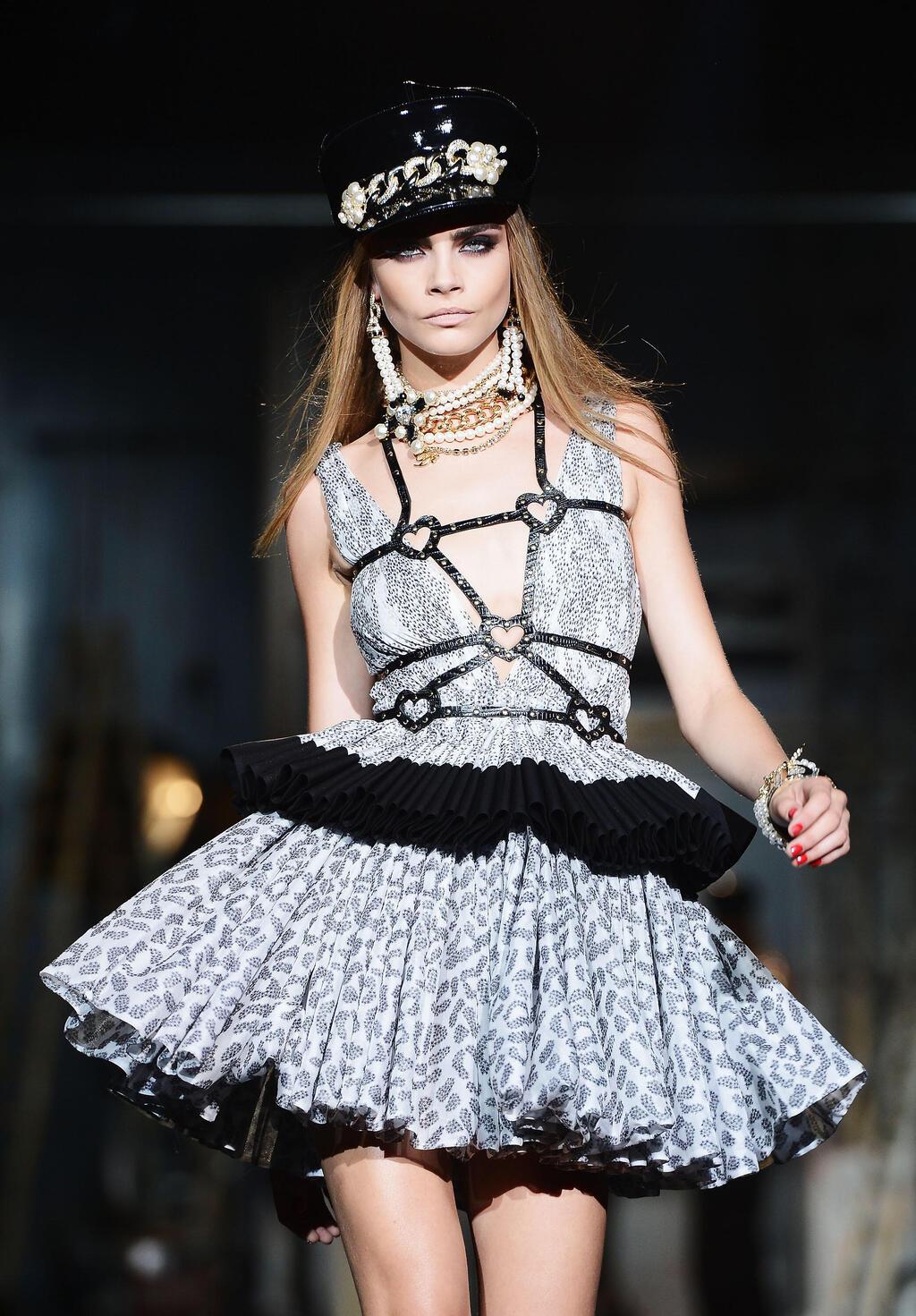 קארה דלווין מדגמנת בתצוגת אופנה של דיסקוורד, 2012