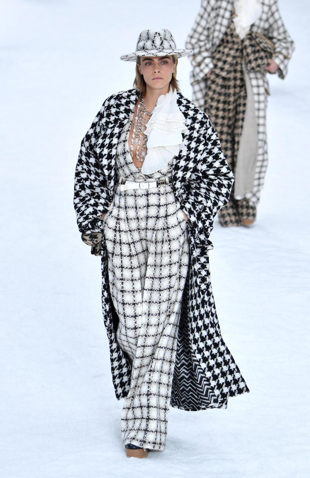 קארה דלווין מדגמנת בתצוגת אופנה של שאנל, 2019