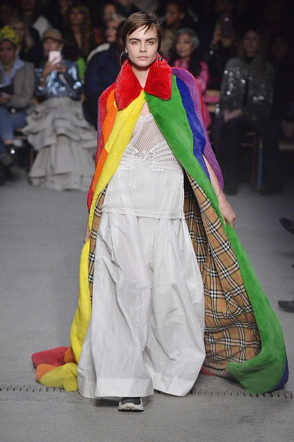קארה דלווין מדגמנת בתצוגת אופנה של ברברי, 2018