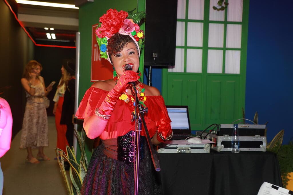 הזמרת הברזילאית הישראלית אליזט באירוע התערוכה של פרידה קאלו