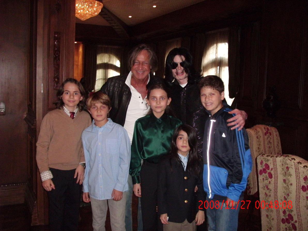 מייקל ג'קסון ומוחמד חדיד עם ילדיהם, 2008
