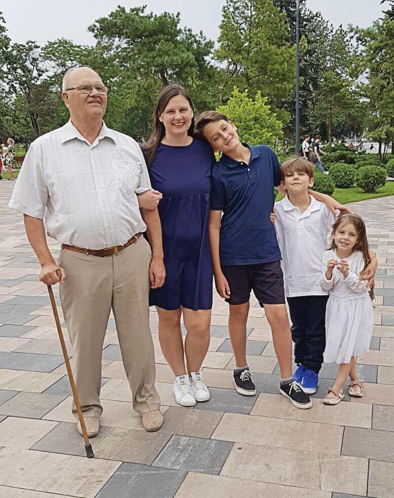 ליאל דובינסקי עם אביה בוריס וילדיה יאיר, דניאל ומאיה