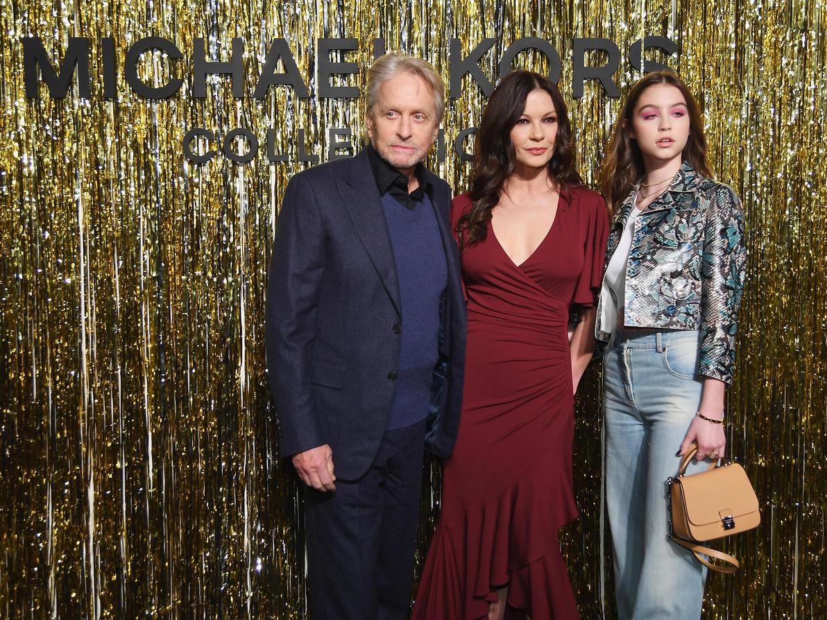 קתרין זיטה ג'ונס, מייקל דאגלס וקאריס זיטה דאגלס בתצוגת אופנה של מייקל קורס, 2019