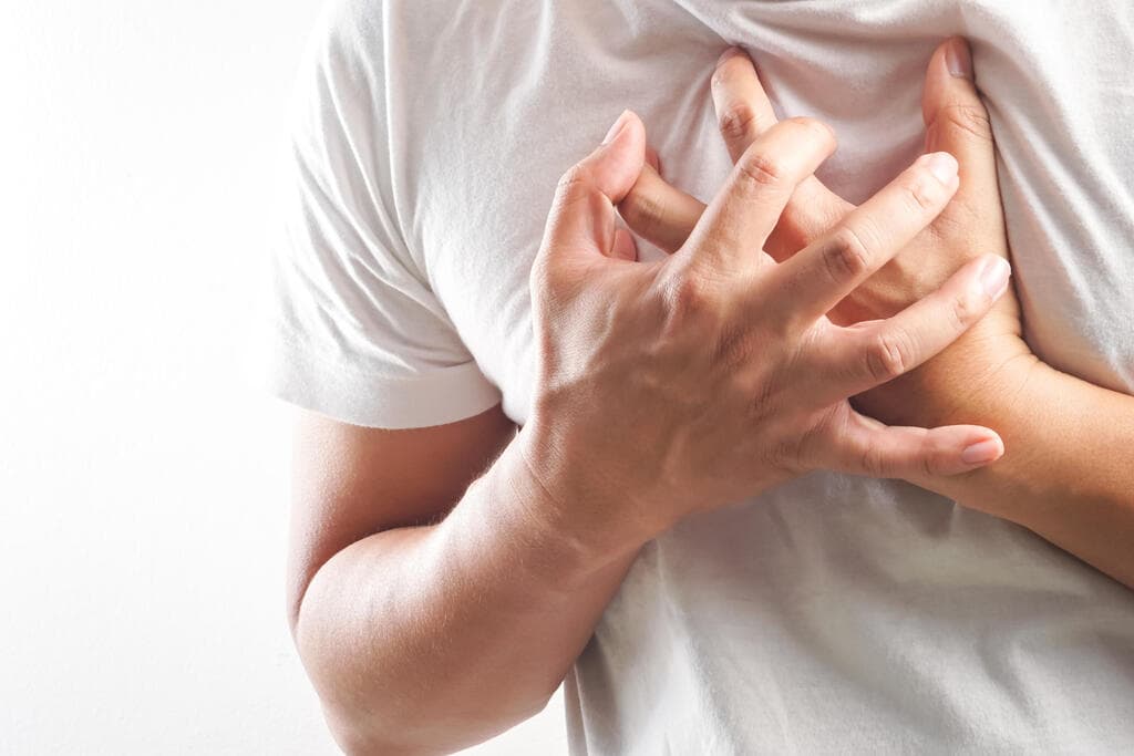 גברם צעירים בסיכון ללקות בהתקף לב בגלל עישון, נטייה משפחתית ולחץ דם גבוהת