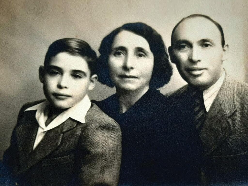 גדעון בן זיו עם הוריו אמונה ואברהם