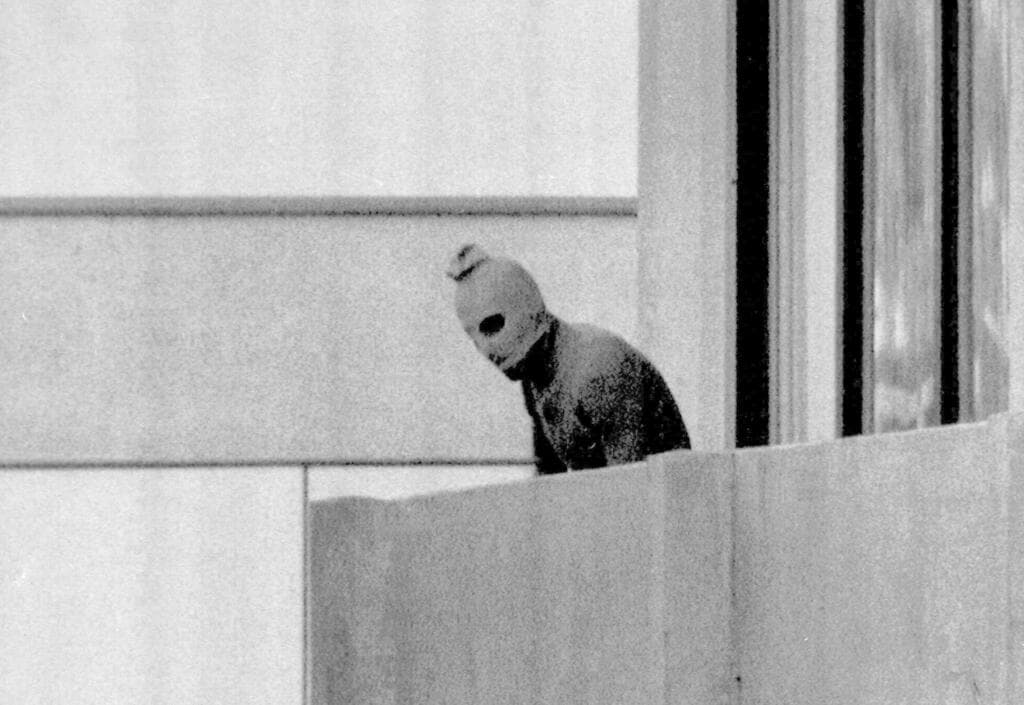 מחבל רעול פנים במרפסת בכפר האולימפי במינכן, 1972