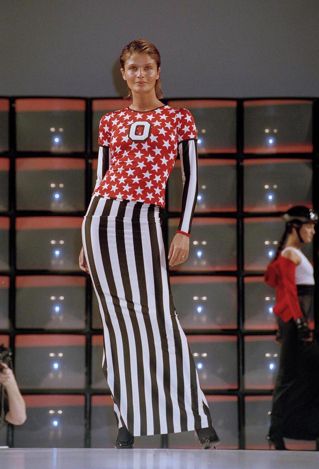 הלנה כריסטנסן מדגמנת בתצוגת אופנה של נורמה קמלי, 1994