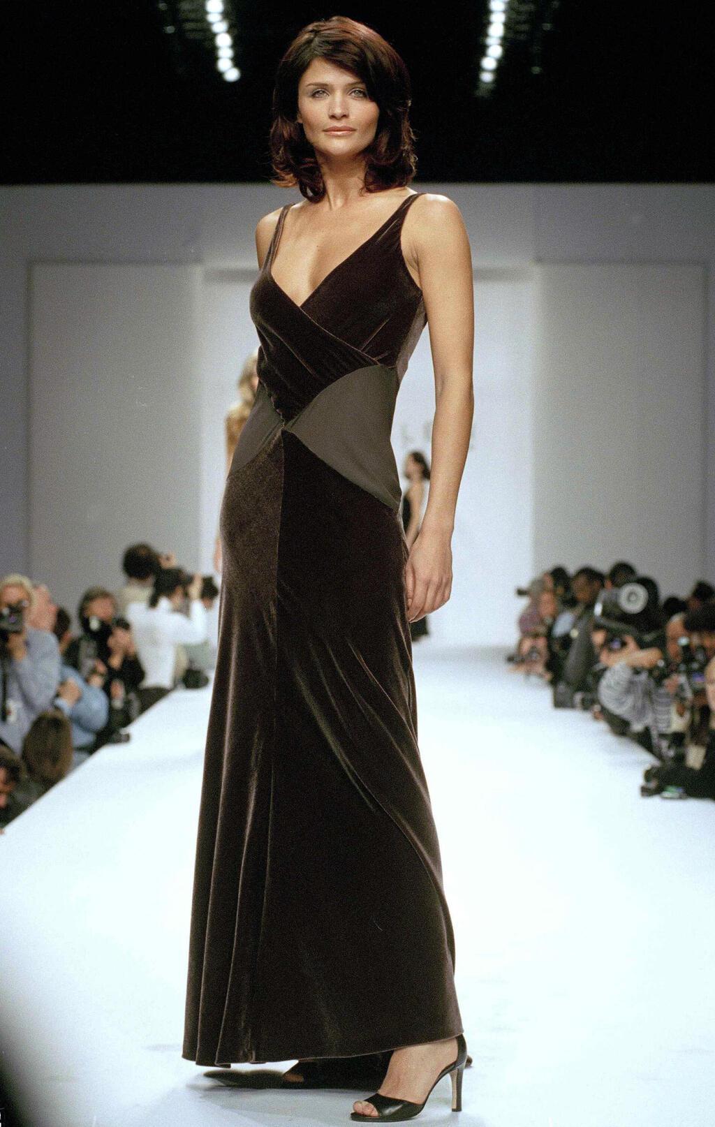הלנה כריסטנסן מדגמנת בתצוגת אופנה של אן קליין, 1995